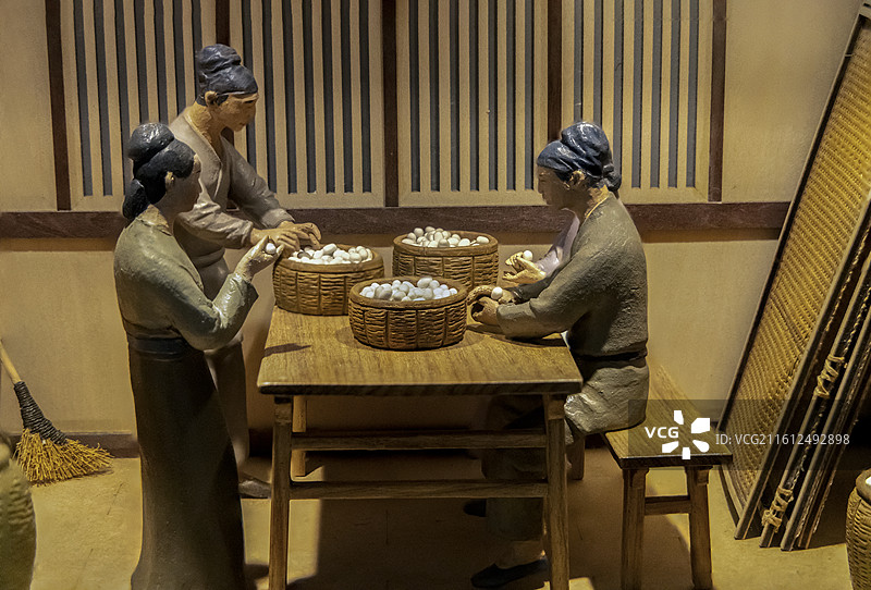 浙江杭州中国丝绸博物馆：《蚕织图》微缩模型：剥繭（以南宋高宗吴皇后题注本《蚕织图》为蓝本）图片素材