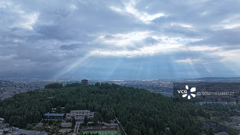 云南丽江古城丁达尔效应航拍图片素材