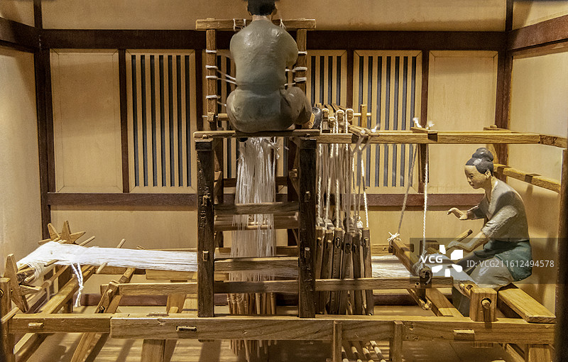 浙江杭州中国丝绸博物馆：《蚕织图》微缩模型：挽花（以南宋高宗吴皇后题注本《蚕织图》为蓝本）图片素材