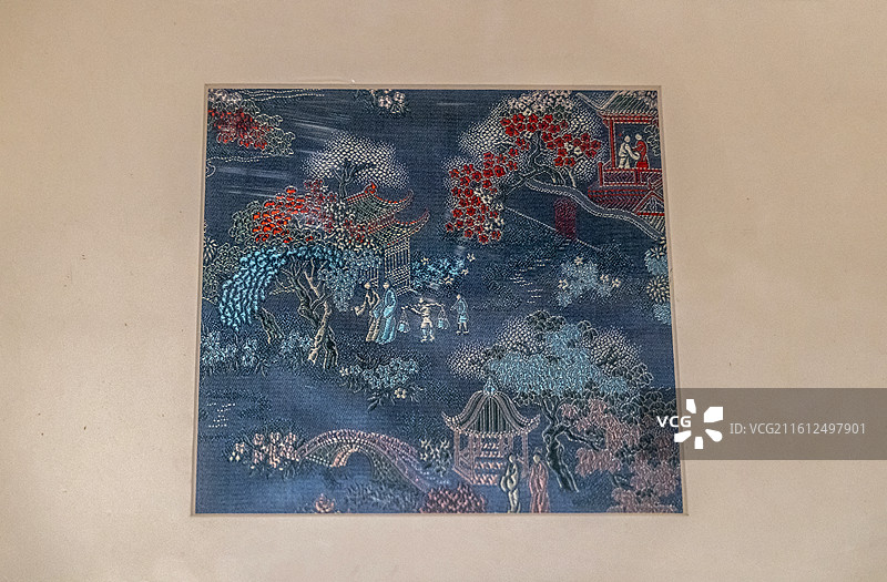 浙江杭州中国丝绸博物馆“中国丝绸与丝绸之路”展：古香缎“西厢记”（20世纪70年代）图片素材