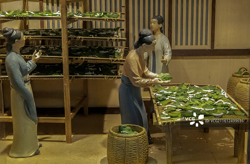 中国丝绸博物馆：《蚕织图》微缩模型：眠起餧大叶，拾巧上山（以南宋高宗吴皇后题注本《蚕织图》为蓝本）图片素材