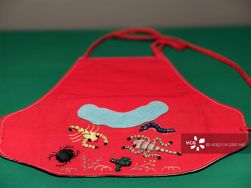 首都博物馆藏 民国五毒兜肚 端午传统儿童服饰图片素材