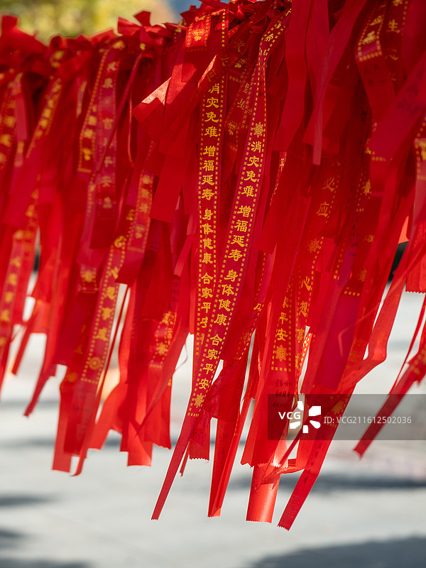归元寺祈福红绸带盛景：红色丝带挂满文字心愿 古建庭院背景下的传统祈福装饰秋季画面图片素材
