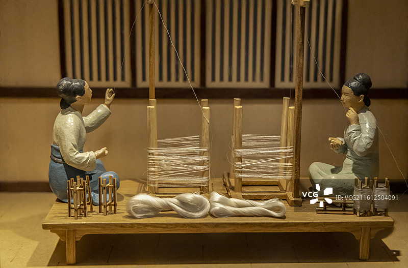 浙江杭州中国丝绸博物馆：《蚕织图》微缩模型：络垜、纺绩（以南宋高宗吴皇后题注本《蚕织图》为蓝本）图片素材