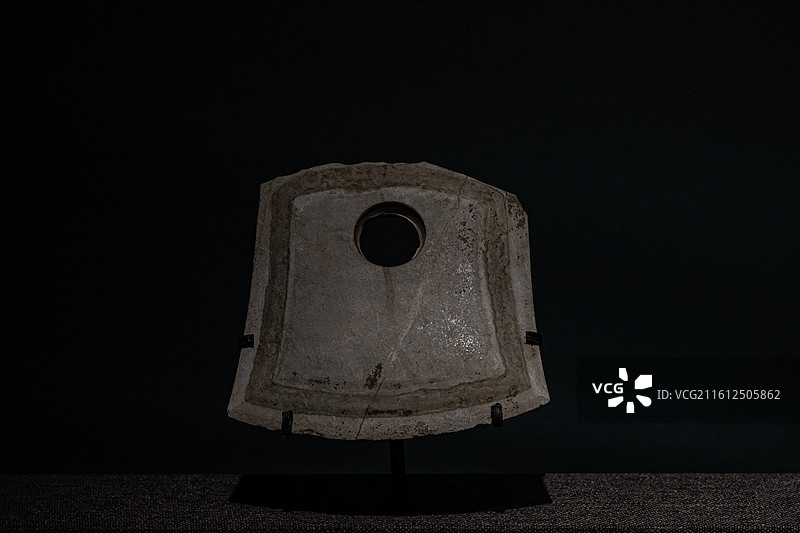 良渚文化 石钺 杭州市临平博物馆图片素材