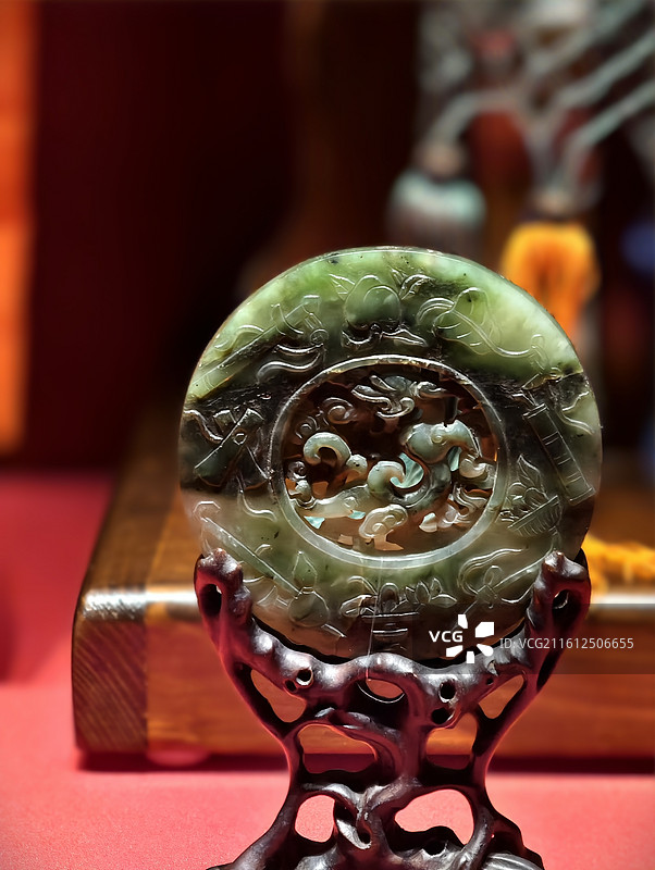 首都博物馆藏 清代碧玉镂雕龙纹暗八仙圆插屏 古代玉插屏图片素材