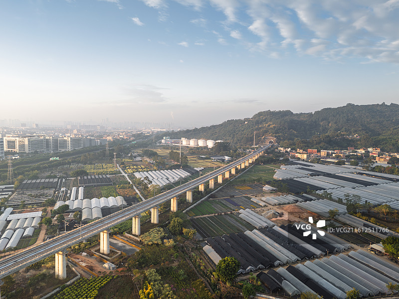 福建厦门天竺山城郊高铁高架桥与农业大棚图片素材