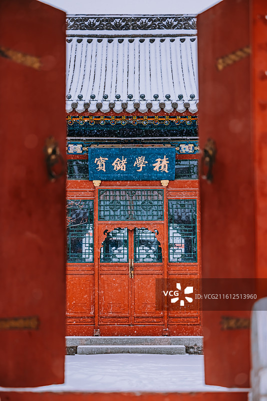 大雪中的太原古县城中式小院子图片素材