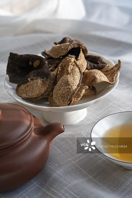 白色碟子里的陈皮特写图片素材