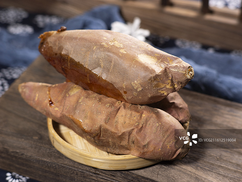 烤熟的红心番薯地瓜红薯图片素材
