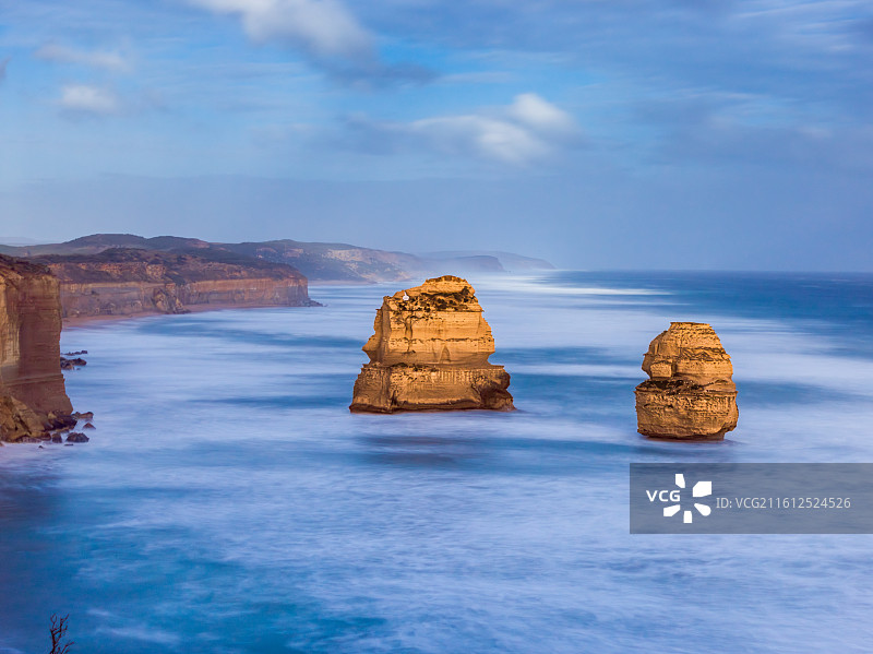 这张照片定格了澳大利亚大洋路标志性的12门徒景观。蔚蓝天空下，海浪汹涌拍打着古老的石灰岩柱。图片素材