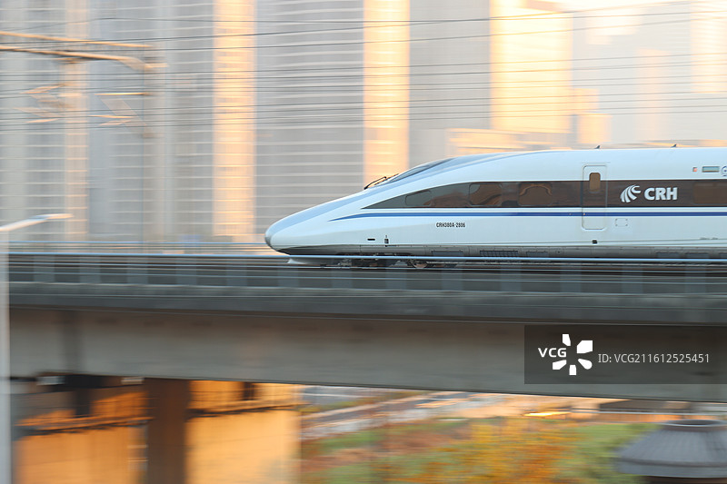 在杭州彭埠大桥上飞奔的高铁图片素材