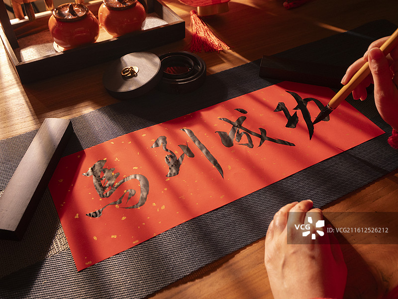 过中国年写福字写马到成功图片素材