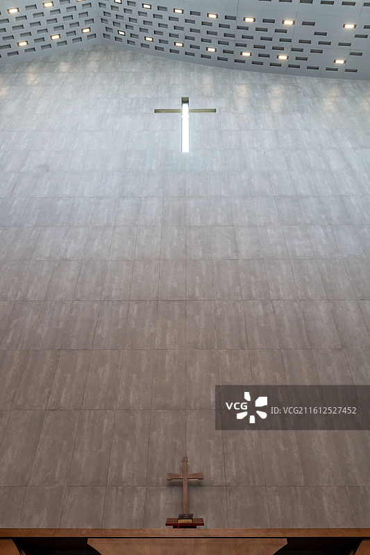 基督教堂讲坛桌子上的圣经和十字架特写镜头图片素材