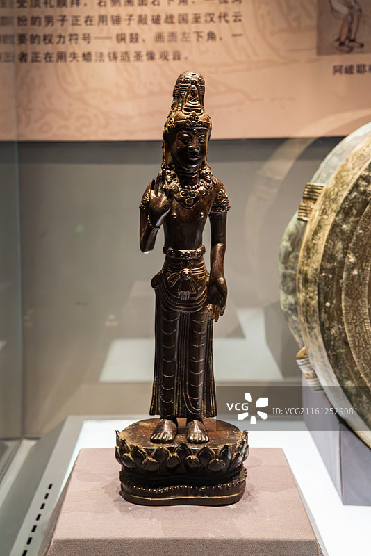 青铜佛像雕塑展品图片素材