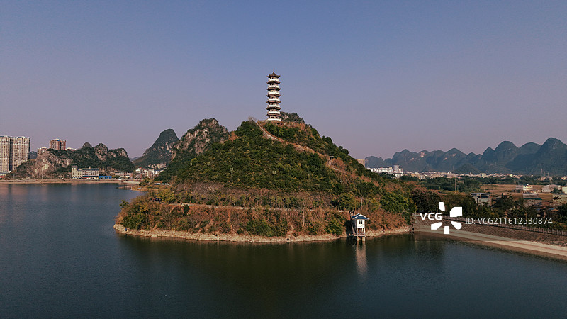 成龙湖畔塔影斜，仫佬山城入画来图片素材