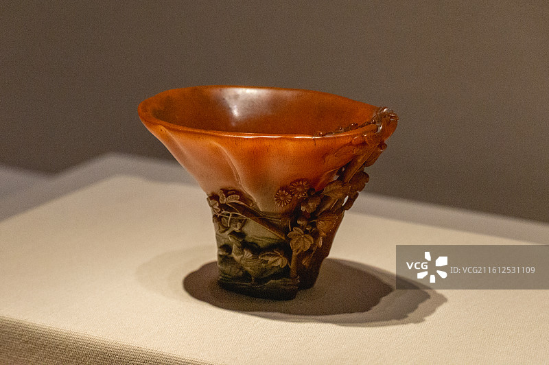 犀角雕芙蓉鸳鸯图杯图片素材