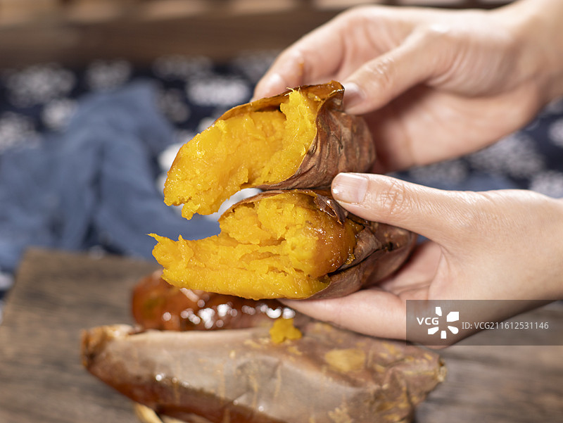 烤熟的红心番薯地瓜红薯图片素材