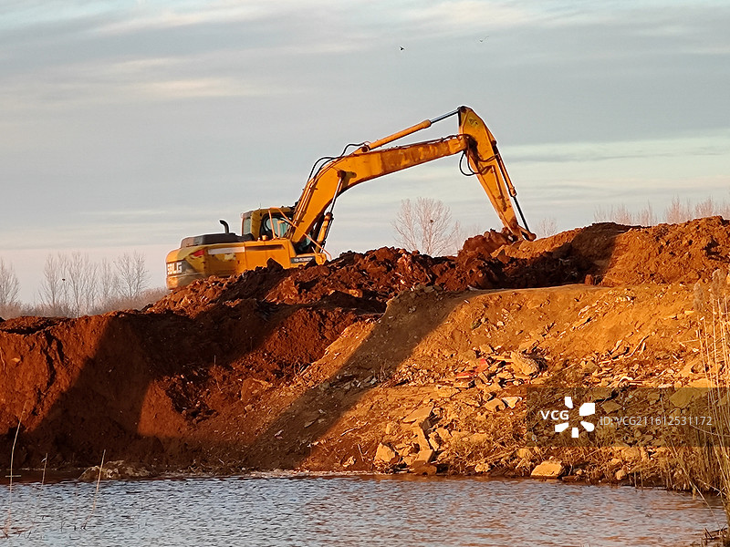 莒县沭河公园，挖掘机施工图片素材