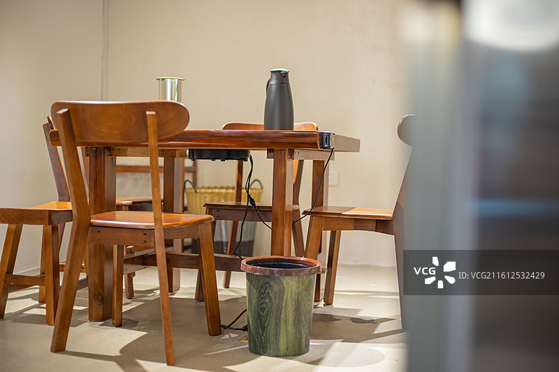 中国饮食产业拍摄主题，住宅内部环境，餐厅餐馆火锅店地锅店餐桌上的电磁炉设备用品，室内无人图像摄影图片素材