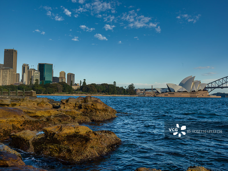 这张照片聚焦于澳大利亚悉尼标志性的悉尼歌剧院，它宛如一组巨大的贝壳静卧在悉尼港的贝尼朗岬角。图片素材