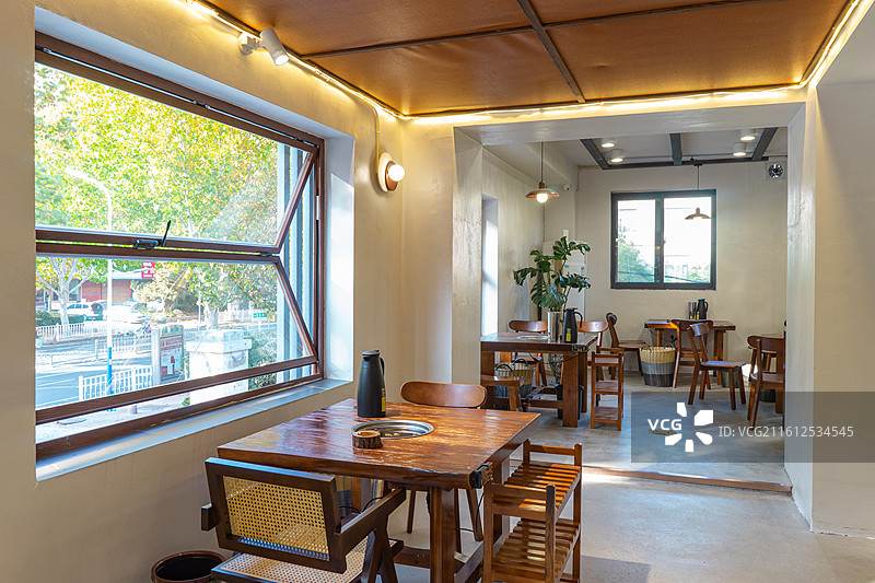 中国饮食产业拍摄主题，住宅内部环境，餐厅餐馆火锅店地锅店餐桌上的电磁炉设备用品，室内无人图像摄影图片素材