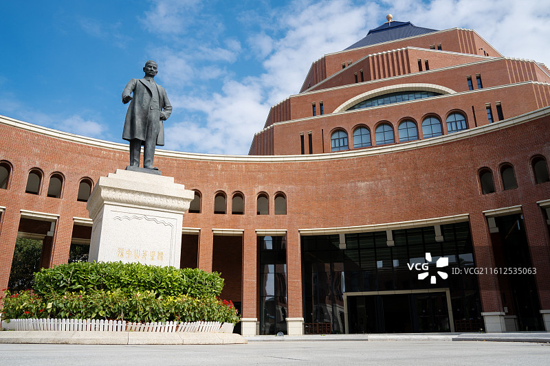 中国广东中山大学深圳校区校园风光，标志性建筑图书馆及孙中山先生铜像图片素材