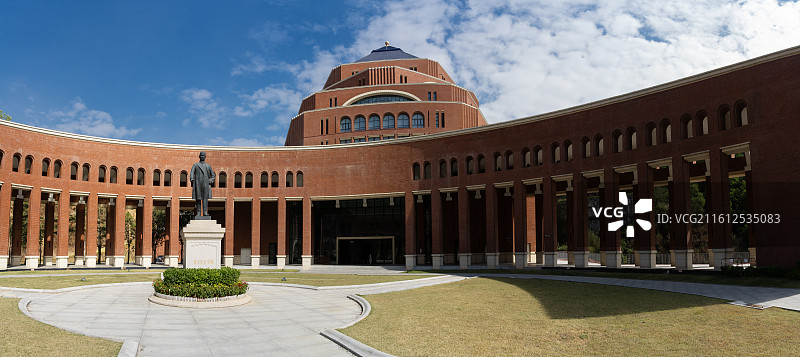 中国广东中山大学深圳校区校园风光，标志性建筑图书馆及孙中山先生铜像图片素材