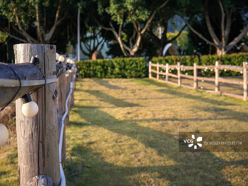 福建厦门海沧区天竺山户外草坪与木质围栏图片素材