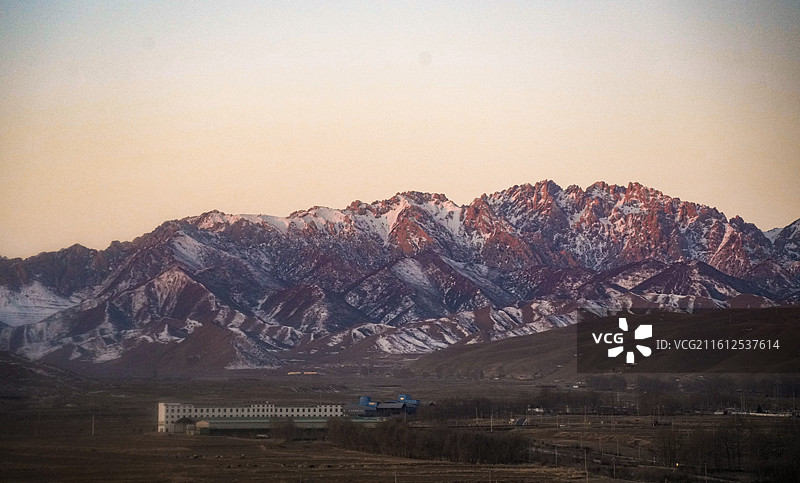 河西走廊沿途雪山和城镇图片素材