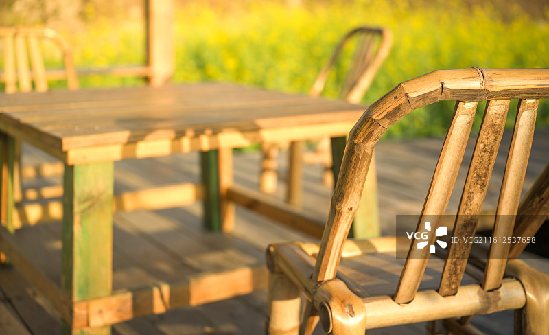 福建厦门海沧区天竺山竹制桌椅与田园风光图片素材