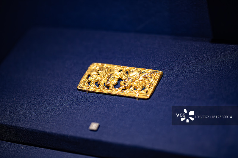北京首都博物馆黄金缕特展香港故宫文化博物馆藏公元前1世纪牛纹饰牌图片素材