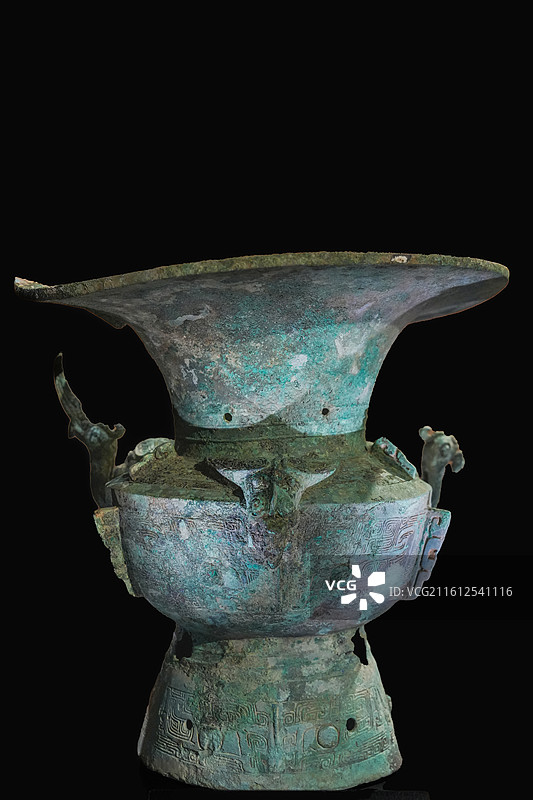中国四川广汉三星堆博物馆青铜尊图片素材