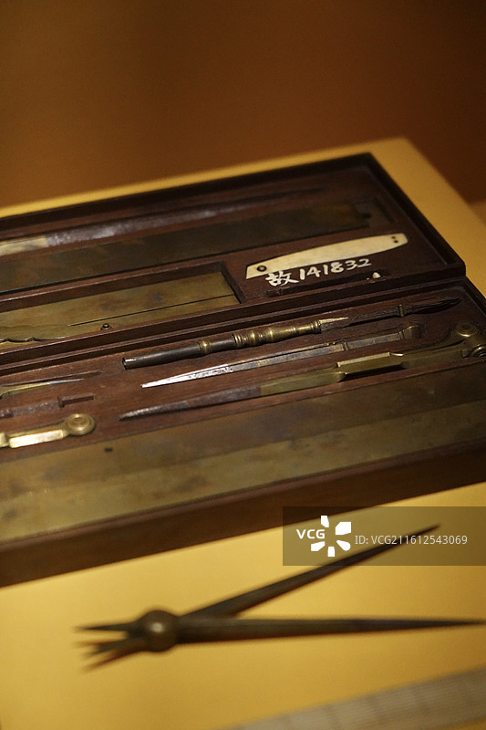 厦门鼓浪屿故宫文物馆藏品·18世纪法国铜镀金绘图仪器图片素材