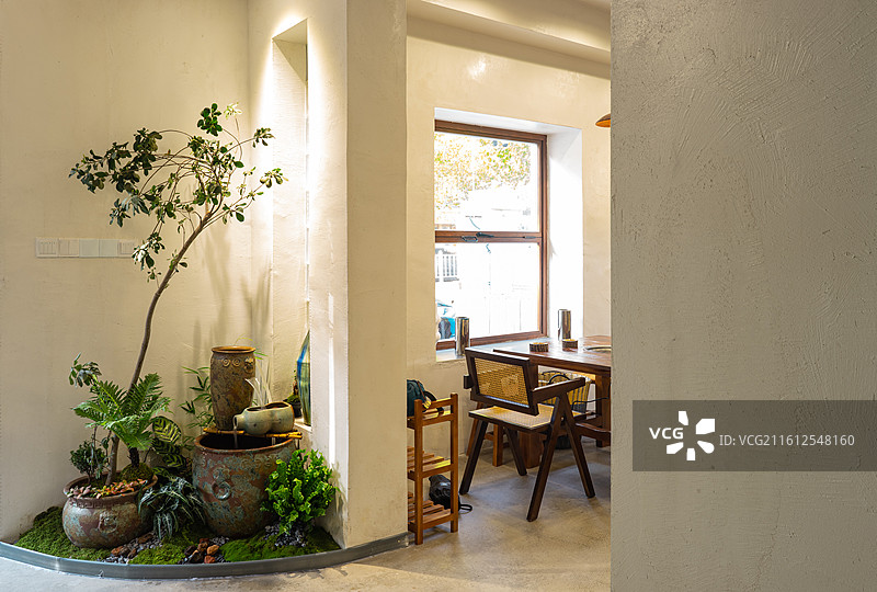 中国私家花园野生植物盆栽植物拍摄主题，一个鱼缸瓷器花瓶内部布置流动的水缸和植物，室内无人图像摄影图片素材