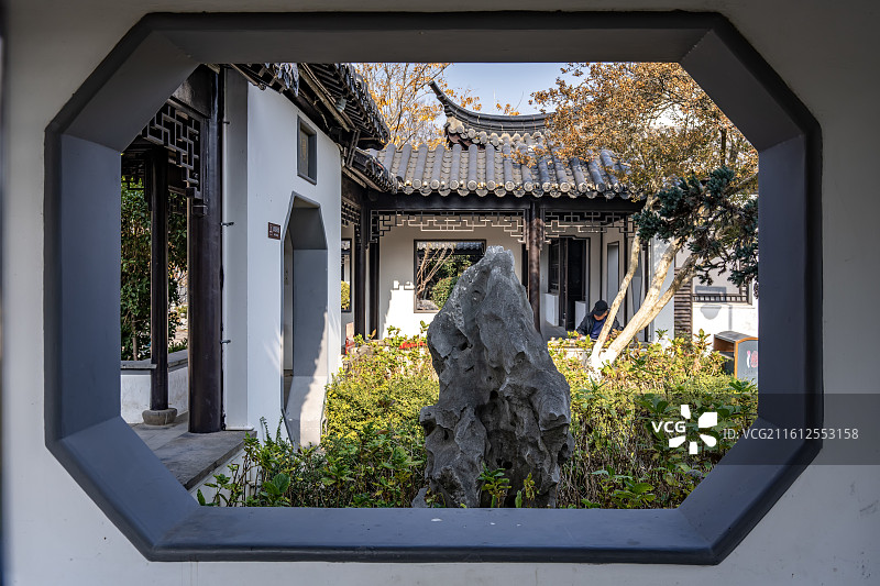 中国假山园林八角窗建筑图片素材