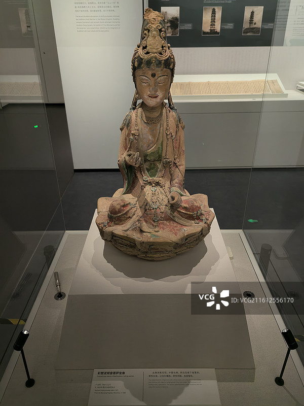 彩塑泥观音菩萨坐像图片素材