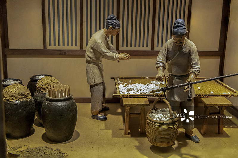 浙江杭州中国丝绸博物馆：《蚕织图》微缩模型：秤繭、塩繭甕藏（以南宋高宗吴皇后题注本《蚕织图》为蓝本）图片素材