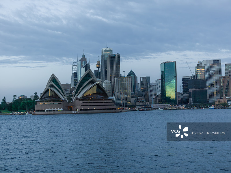 这张照片聚焦于澳大利亚悉尼标志性的悉尼歌剧院，它宛如一组巨大的贝壳静卧在悉尼港的贝尼朗岬角。图片素材