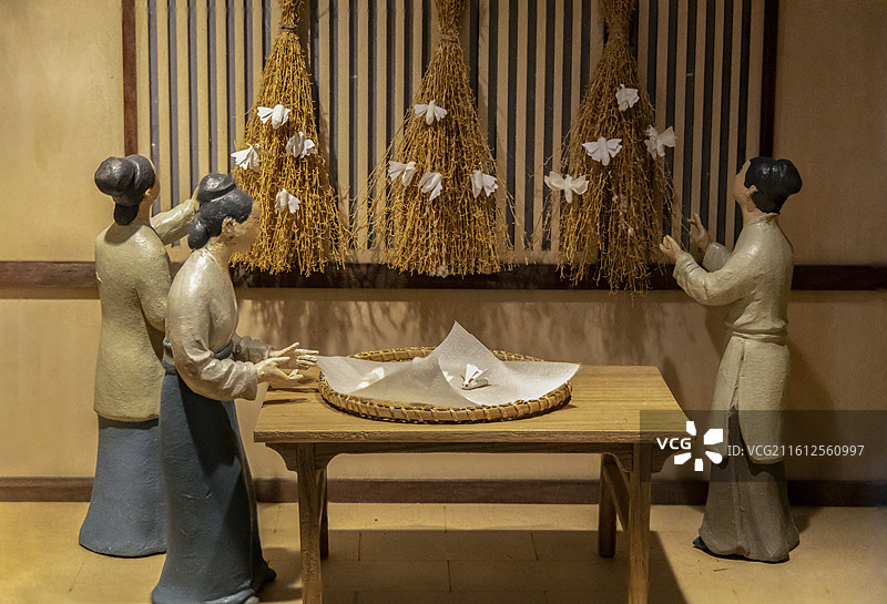 浙江杭州中国丝绸博物馆：《蚕织图》微缩模型：螽蛾出种（以南宋高宗吴皇后题注本《蚕织图》为蓝本）图片素材