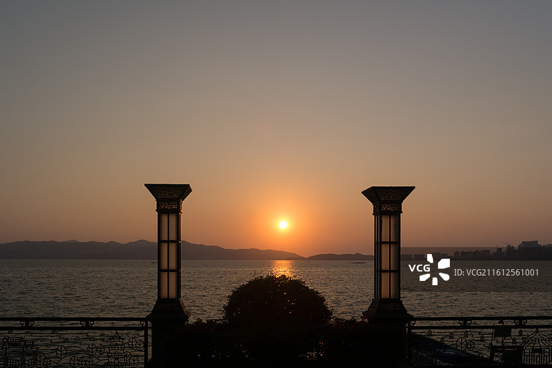 广东汕尾市区品清湖日落黄昏风光图片素材