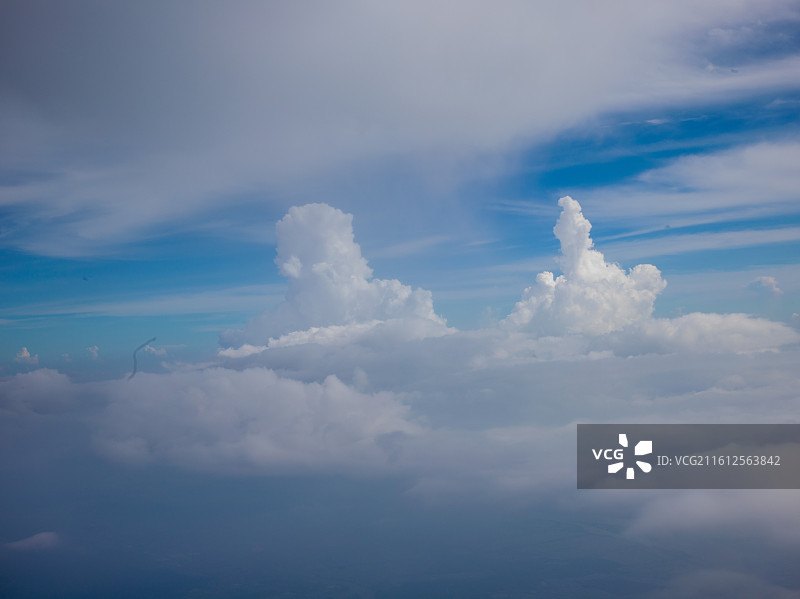 广袤的深圳大地尽收眼底，蜿蜒的河流如大地脉络般纵横交错，在阳光的映照下泛着独特的光泽。图片素材