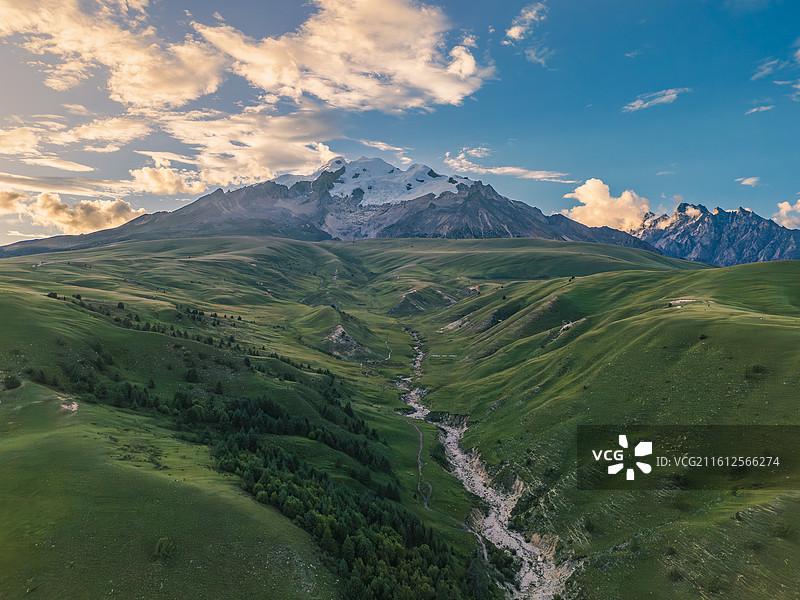 傍晚的格聂神山南坡图片素材