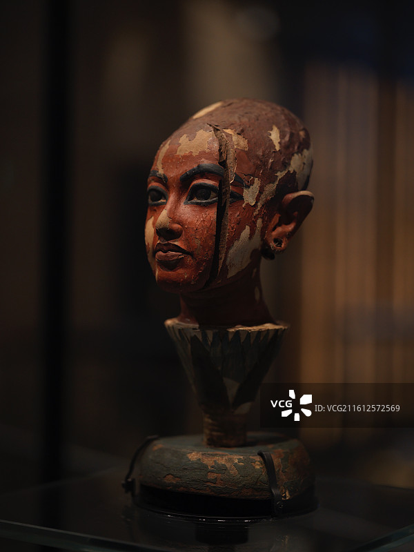 图坦卡蒙 年轻时期木雕图片素材