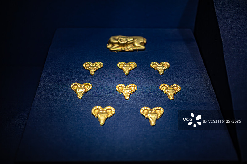 北京首都博物馆黄金缕特展香港故宫文化博物馆藏公元前5世纪羊形饰牌图片素材