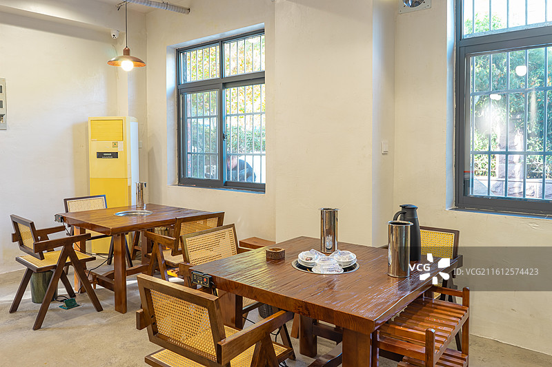 中国饮食产业拍摄主题，住宅内部环境，餐厅餐馆火锅店地锅店餐桌上的电磁炉设备用品，室内无人图像摄影图片素材