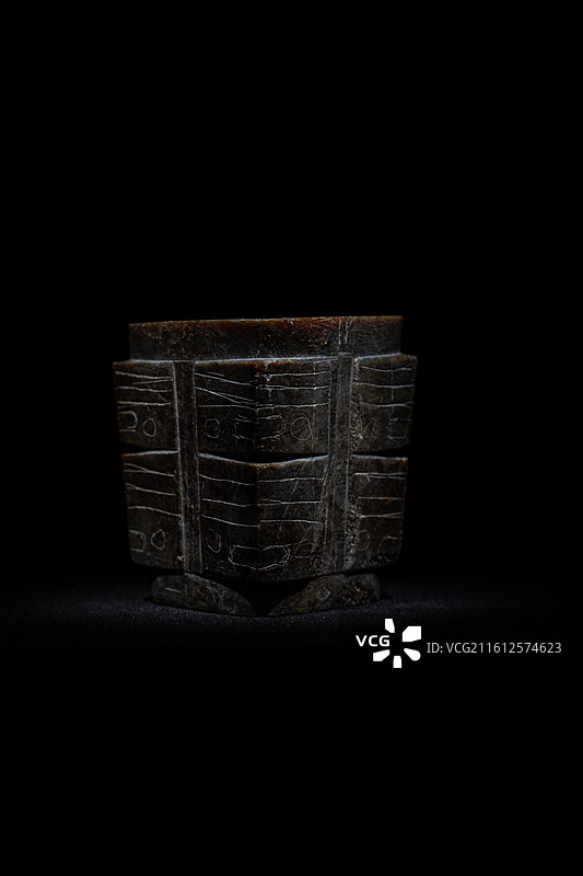 良渚文化 滑石刻纹玉琮 玉架山遗址M21 玉架山考古博物馆图片素材