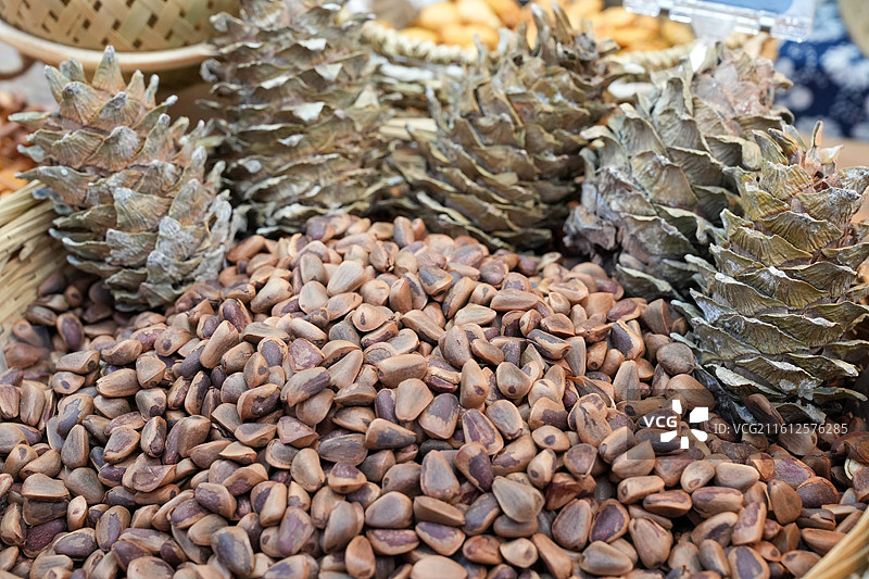 市场摊位出售的松子鱼松果特写镜头图片素材
