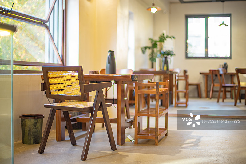 中国饮食产业拍摄主题，住宅内部环境，餐厅餐馆火锅店地锅店餐桌上的电磁炉设备用品，室内无人图像摄影图片素材