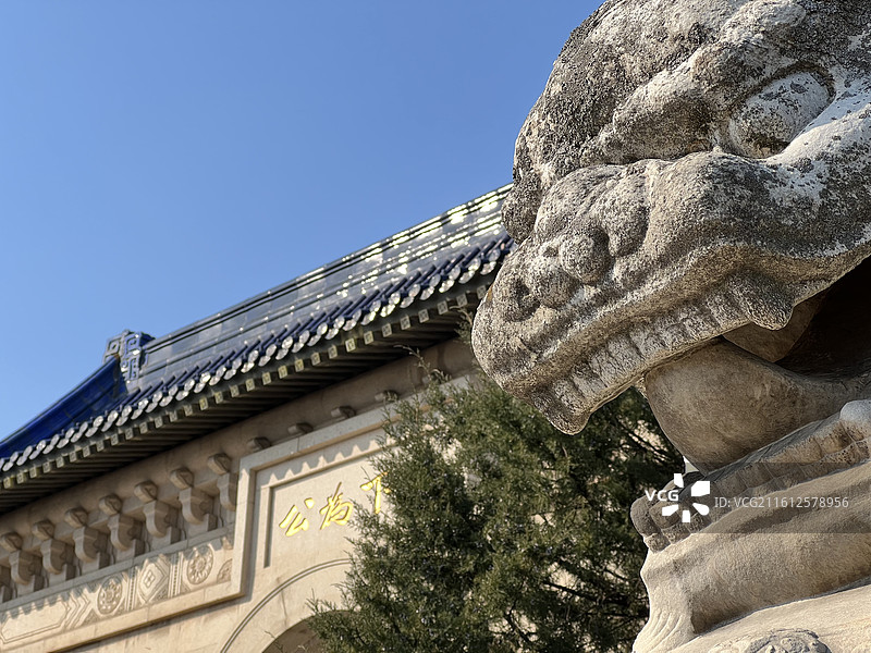 蓝天下的南京古建筑中山陵城楼门口石狮与“天下为公”字样仰拍广角特写镜头图片素材